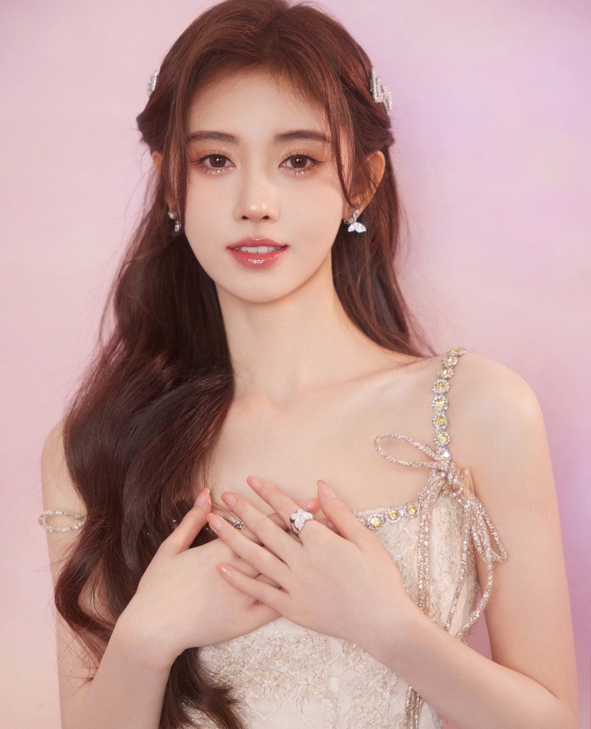 Người đẹp này làm 10 năm mới kiếm được gần 530 tỷ đồng. Do đó, số tiền