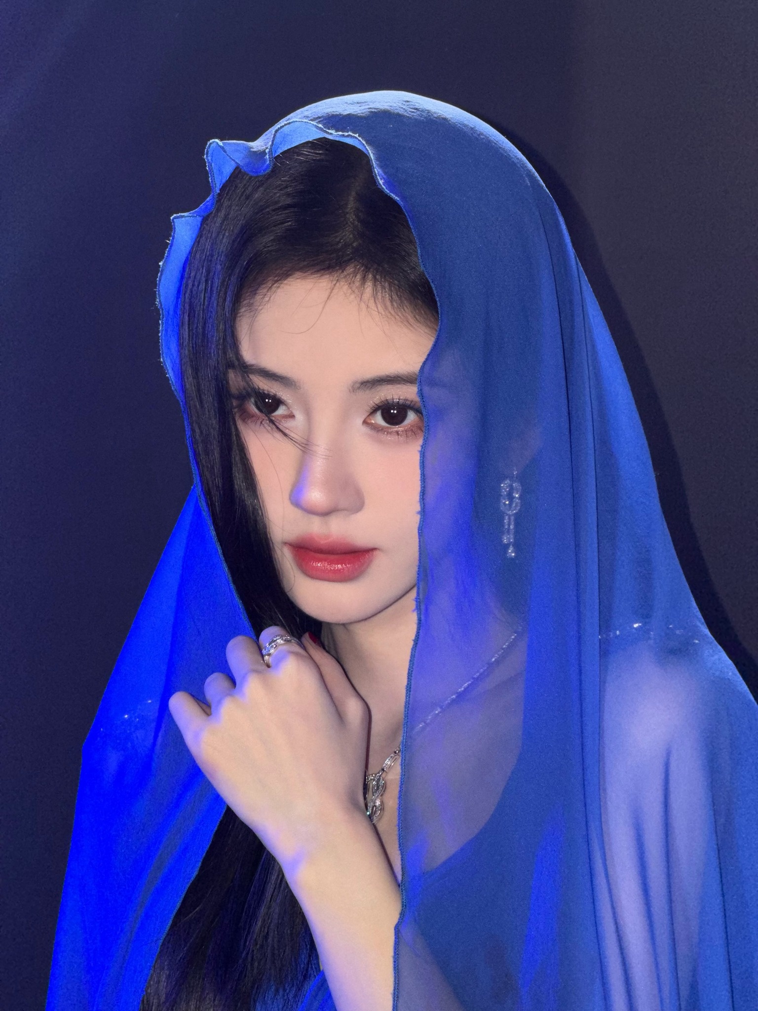 Theo hợp đồng ký kết, Siba Media có toàn quyền sử dụng hình ảnh, giọng nói và hưởng các quyền lợi từ hoạt động nghệ thuật của Cúc Tịnh Y. Điều này đồng nghĩa các đối tác phải có được sự đồng ý của Siba Media mới có thể phát sóng các tác phẩm của Cúc Tịnh Y. Đây là trở ngại khiến các nhà sản xuất không dám mời