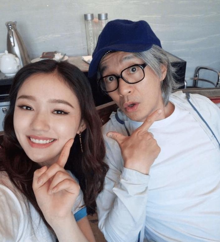 Cô trở thành nàng thơ được Châu Tinh Trì o bế hết mực. Ảnh: Sina.