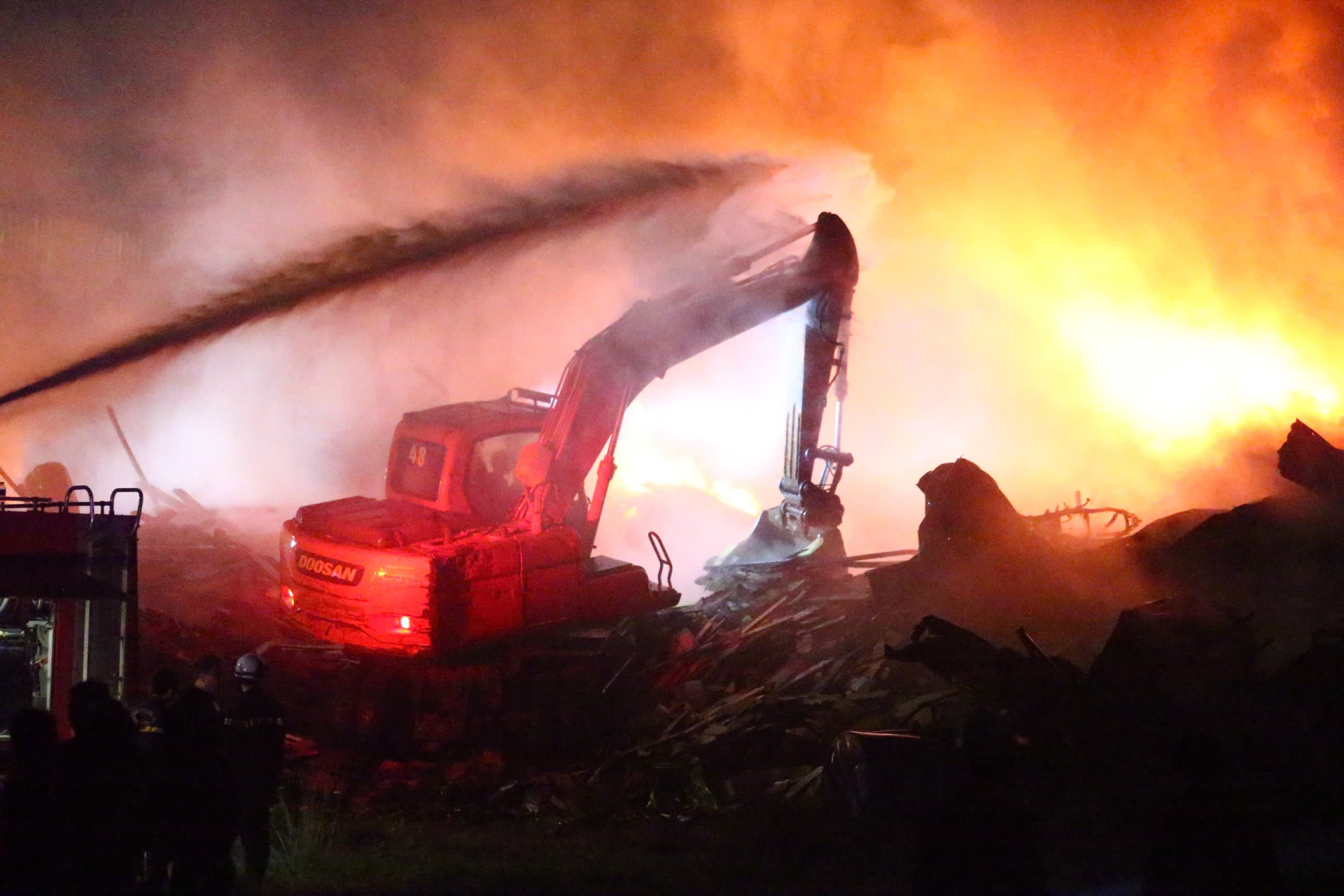 Quá trình chữa cháy, lực lượng chức năng đã tìm kiếm, phát hiện 01 nạn nhân tử vong trong đám cháy, bàn giao cho lực lượng y tế (hiện đang xác minh, làm rõ nhân thân) (Ảnh: Như Hoàn)