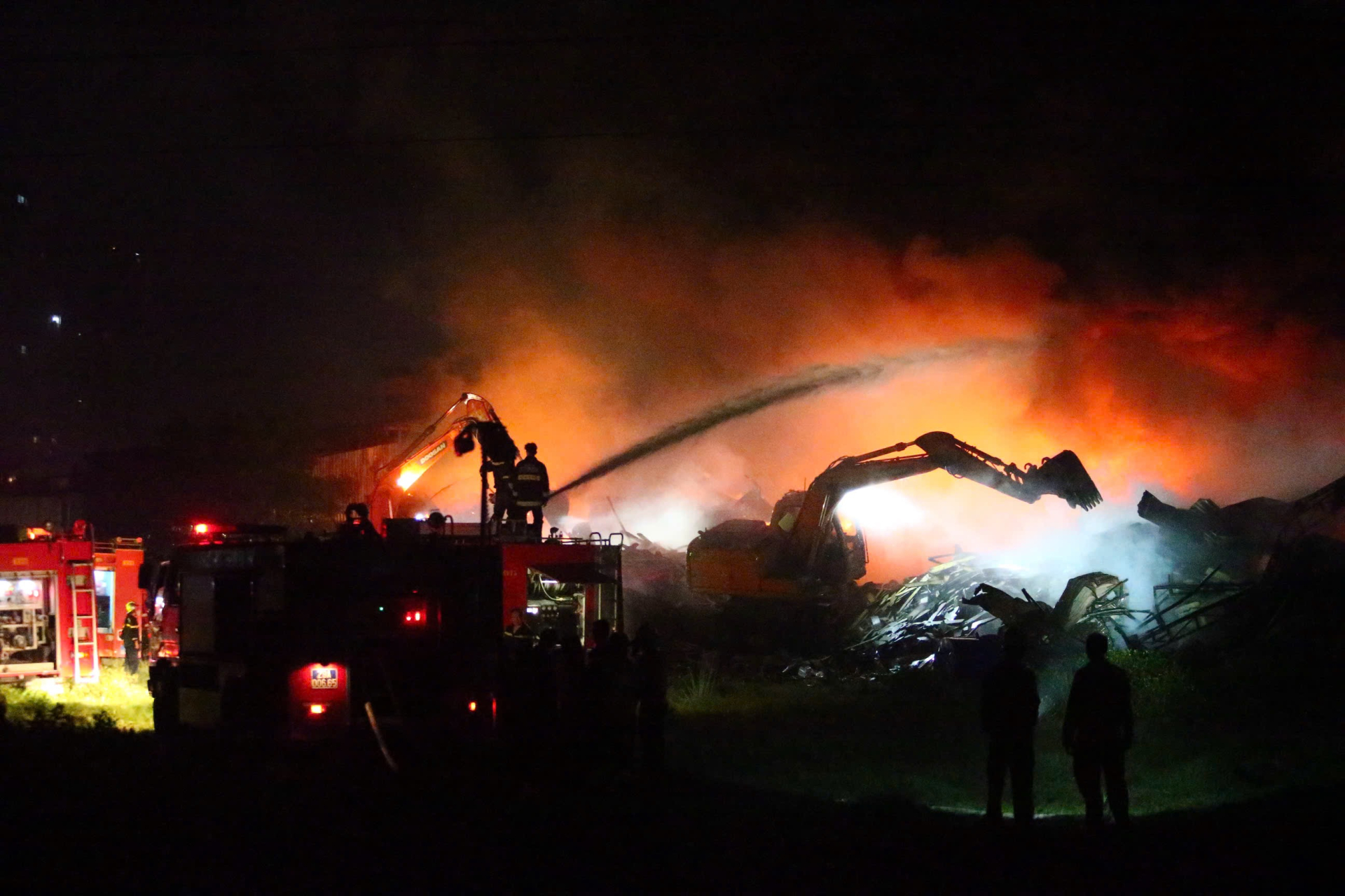   Đến khoảng 02 giờ 30 phút cùng ngày, đám cháy cơ bản được các lực lượng khống chế (Ảnh: Như Hoàn)  