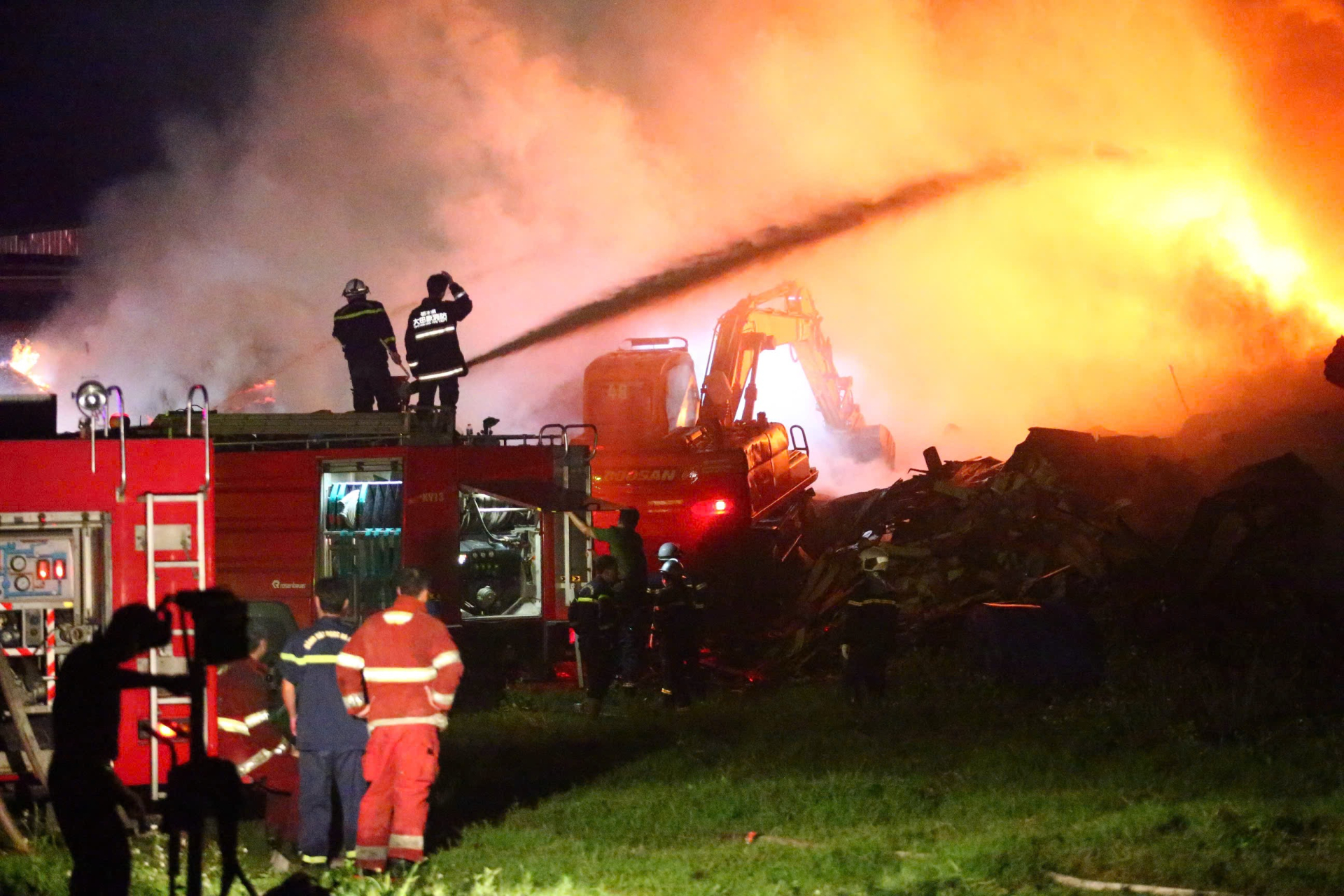 Tại thời điểm xảy ra cháy, thời tiết gió lớn khiến vận tốc cháy lan nhanh (Ảnh: Như Hoàn)