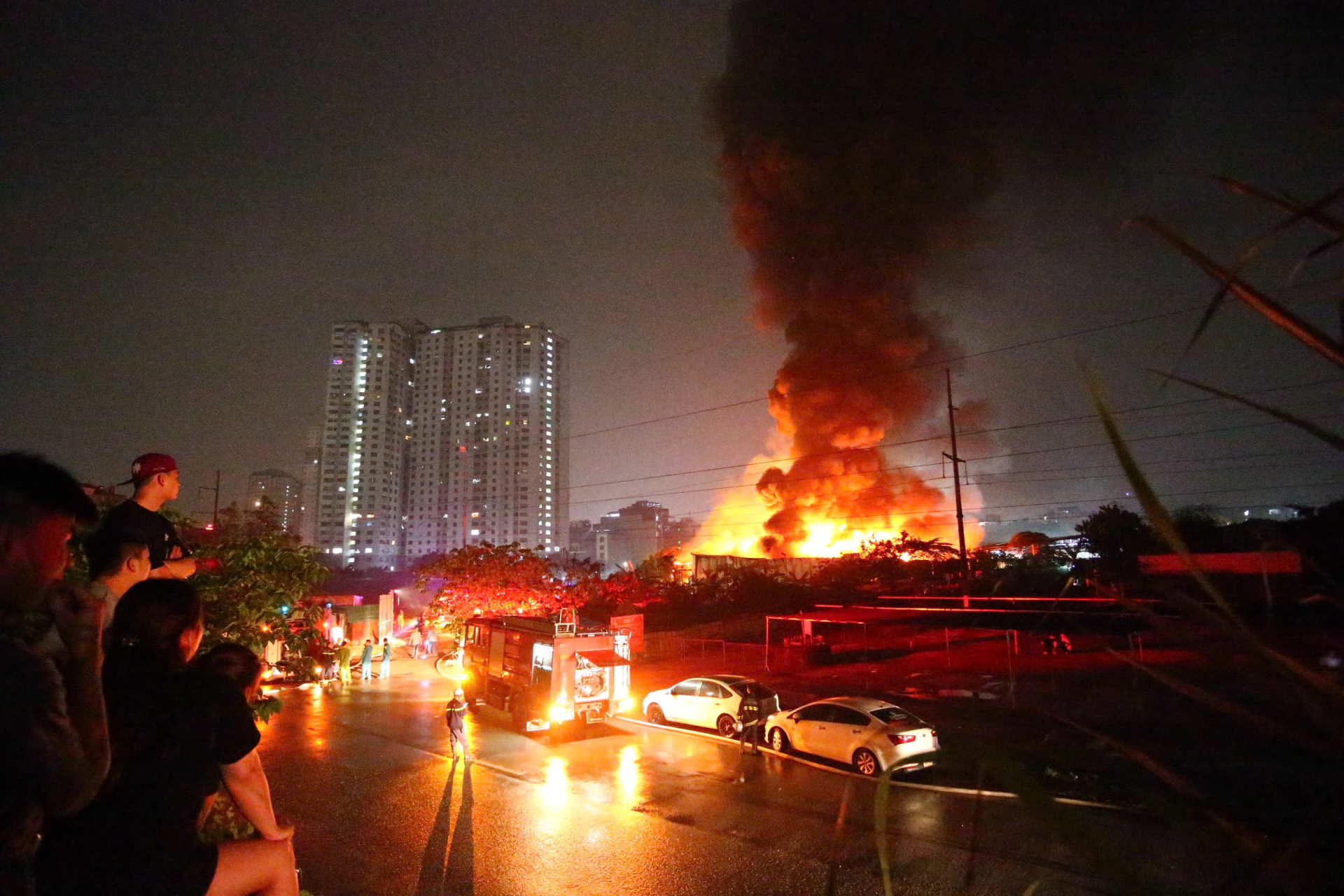 Các lực lượng gồm: Công an xã, lực lượng tham gia bảo vệ an ninh trật tự cơ sở, dân phòng phối hợp tổ chức đảm bảo ANTT tại khu vực. Lãnh đạo CATP cùng chỉ huy Phòng Cảnh sát PCCC&CNCH đã khẩn trương có mặt tại hiện trường để chỉ huy công tác chữa cháy và CNCH (Ảnh: Như Hoàn)