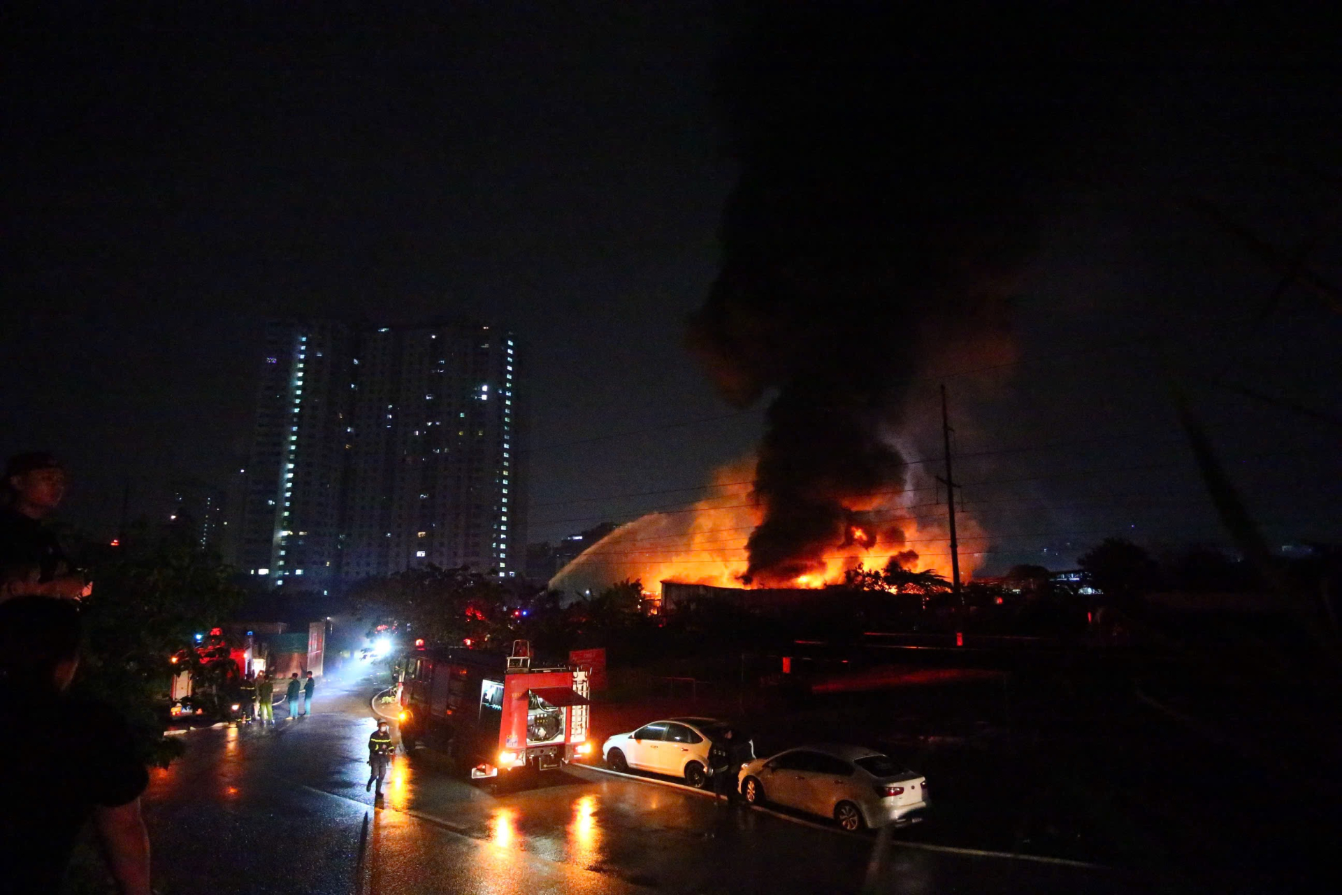 Đặc điểm khu vực xảy ra cháy là cụm kho, xưởng cho thuê với tổng diện tích khoảng 6.000m2 với kết cấu xây dựng chủ yếu là khung thép, mái tôn với nhiều công năng khác nhau, trong đó khu vực xảy ra cháy lớn nhất là khu vực xưởng sản xuất đồ gỗ, nhựa mica là nguyên liệu dễ bắt cháy, khi cháy sinh ra nhiều khói khí độc (Ảnh: Như Hoàn)