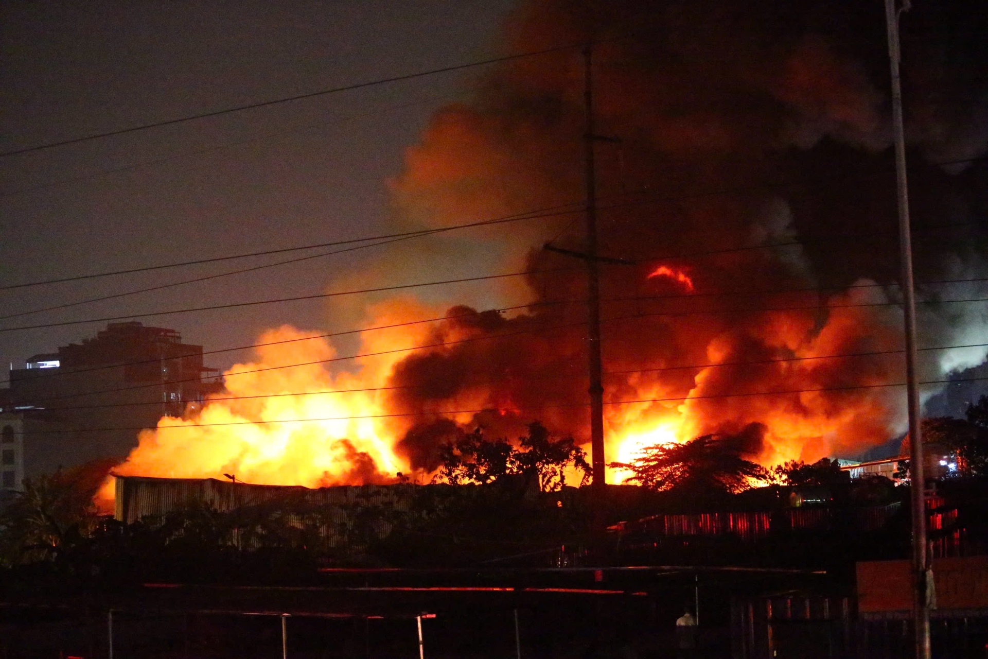 Đồng thời, CATP đã huy động 02 xe téc chở nước của Xí nghiệp môi trường đô thị Thanh Trì, 04 máy xúc, 05 xe chở bê tông tươi tới hiện trường tham gia chữa cháy (Ảnh: Như Hoàn)