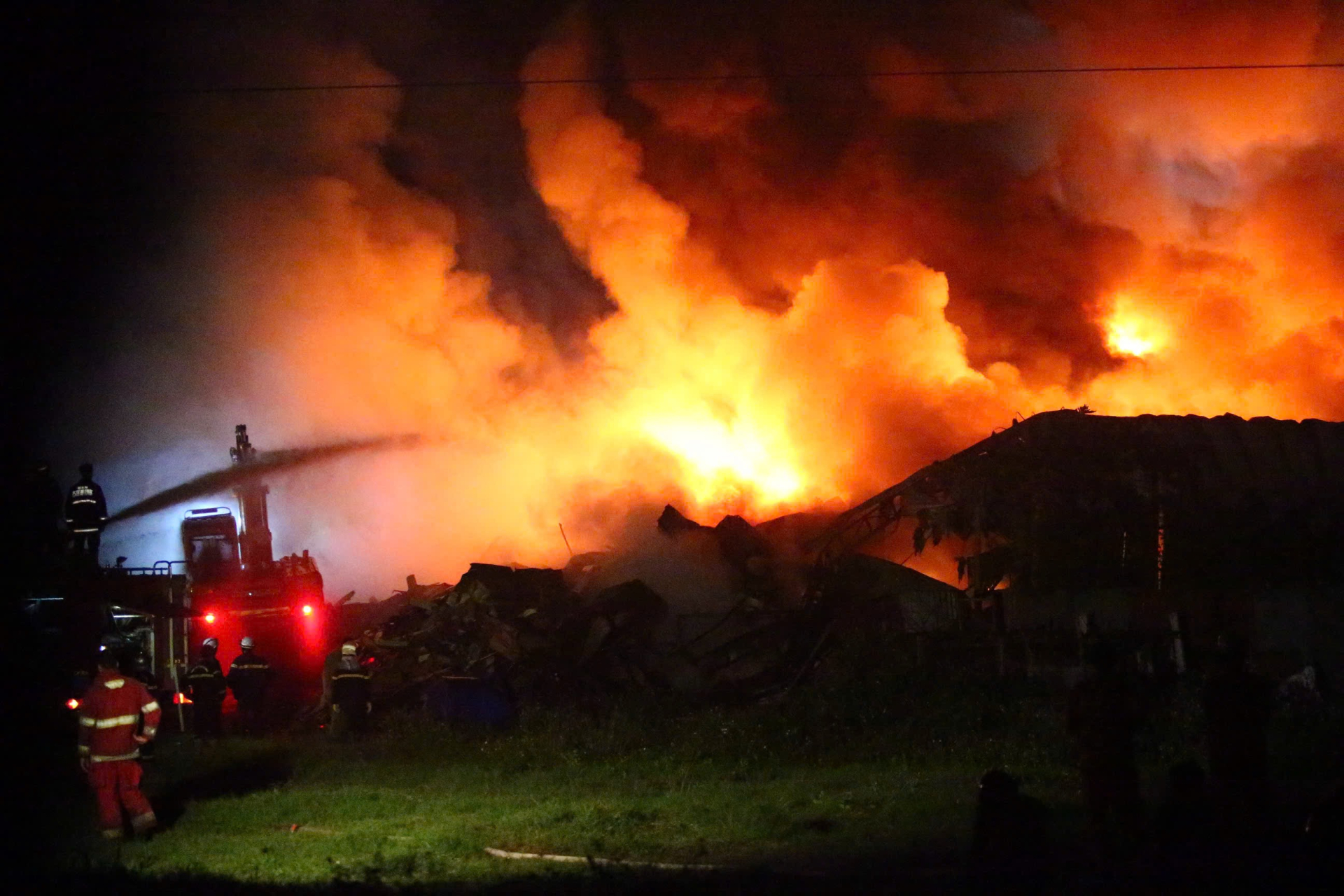 Nhận được tin báo, Trung tâm Thông tin Chỉ huy CATP đã điều động 12 xe chữa cháy, 03 xe tải chở phương tiện, 04 xe chỉ huy chữa cháy, 02 robot chữa cháy, cùng với gần 100 cán bộ, chiến sĩ của 08 Đội CC&CNCH khu vực nhanh chóng tới hiện trường triển khai chữa cháy và cứu nạn, cứu hộ (Ảnh: Như Hoàn)
