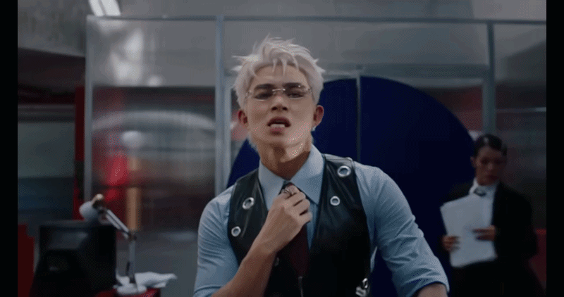 Sản phẩm sử dụng nhiều hình ảnh và hành động ẩn dụ liên quan đến chủ đề người lớn