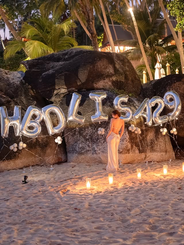 Lisa diện bikini lấp lánh, kết hợp khéo léo với chân váy tôn đường cong. Ảnh: Instagram