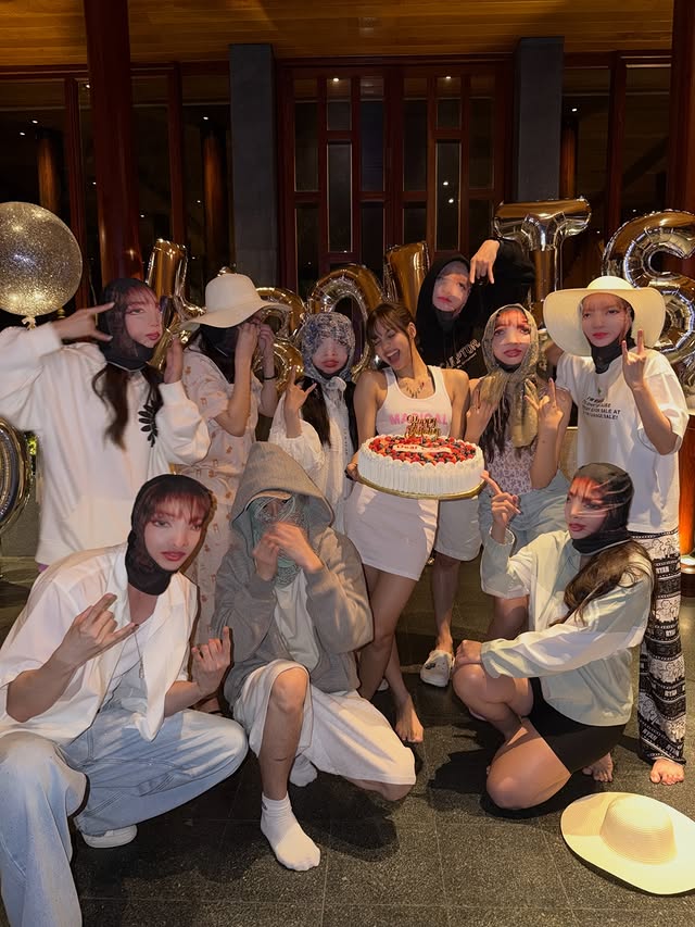 Bạn bè đeo mặt nạ