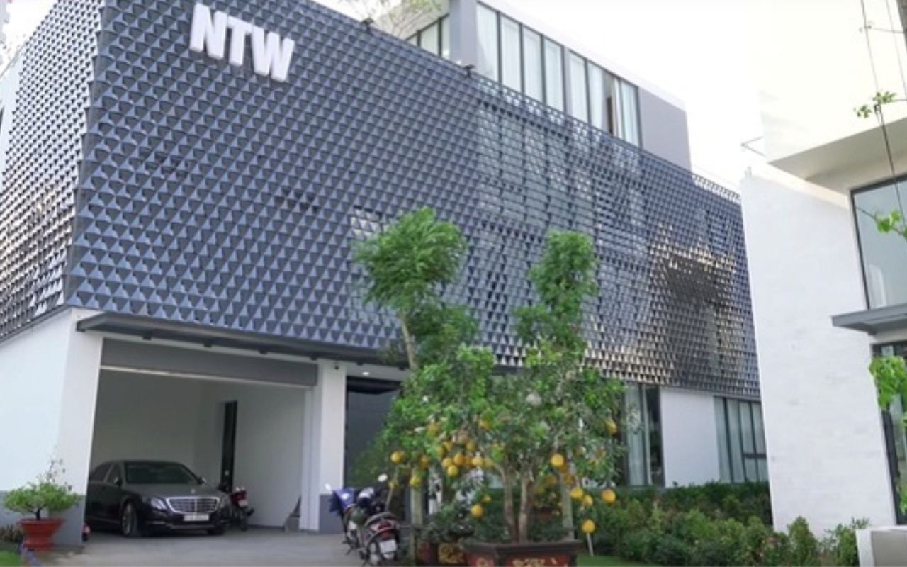 Ngắm biệt thự 50 tỷ của Ngọc Trinh: Phòng ngủ rộng bằng 3 căn chung cư đập thông, góc nào trong nhà cũng “sống ảo” dễ dàng