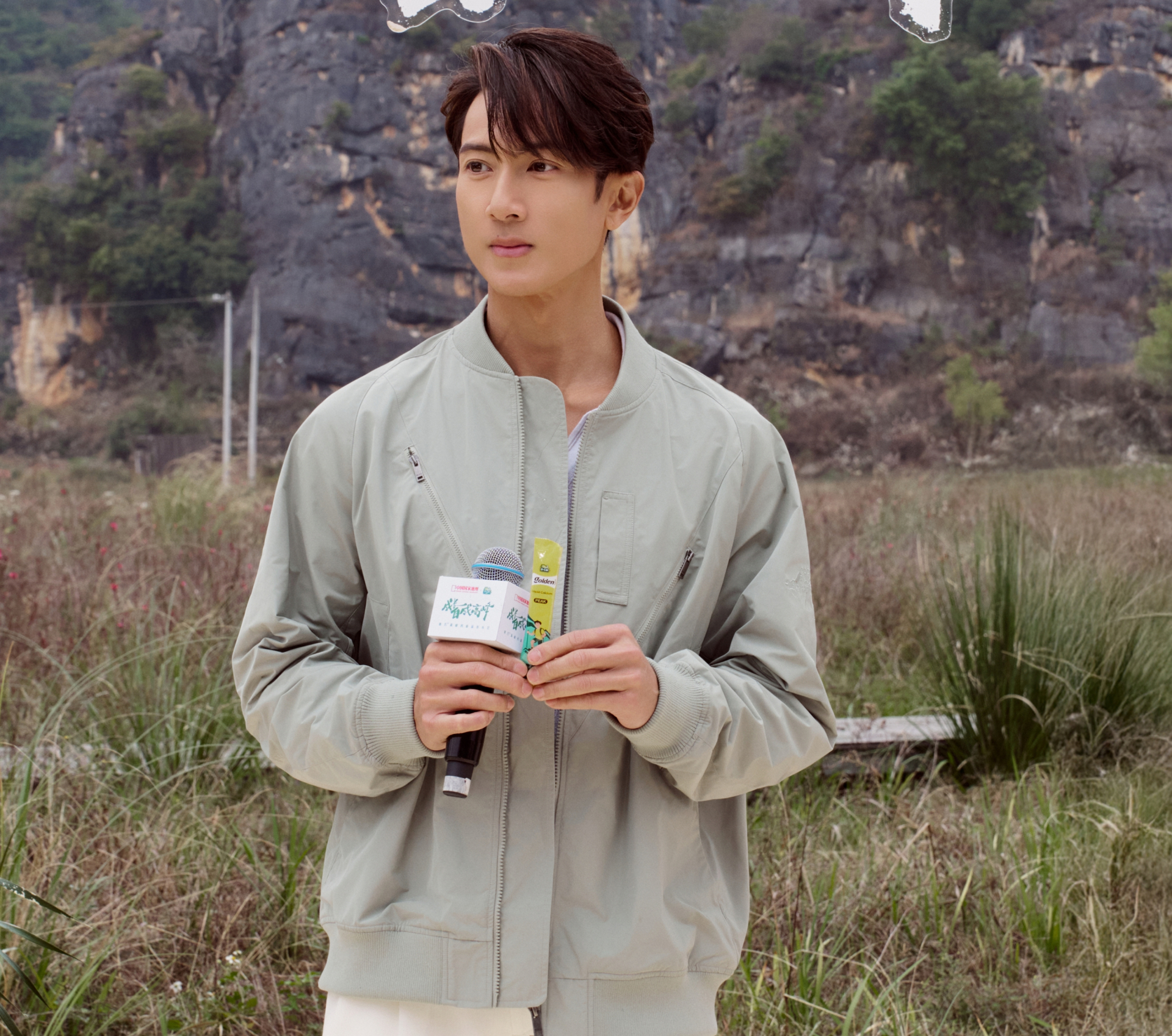 Ở tuổi U50 anh vẫn giữ phong cách trẻ trung