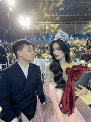 Hoa hậu Ý Nhi thoải mái thể hiện tình cảm với bạn trai và còn công khai đăng clip lên mạng để nói