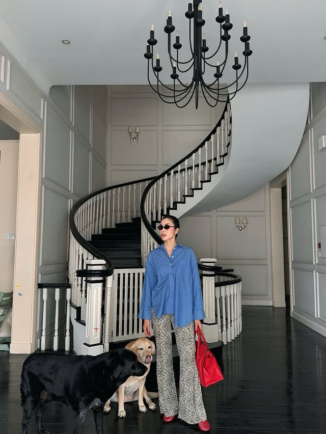 Hà Tăng càng cố mặc đơn giản càng 