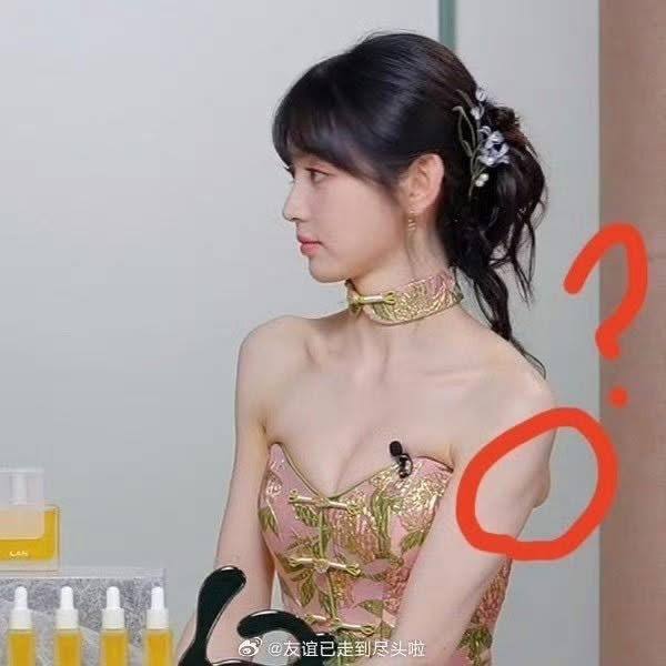 Bộ trang phục không vừa vặn với cơ thể nữ diễn viên, khiến vòng 1 càng bị o ép. (Ảnh: Weibo)