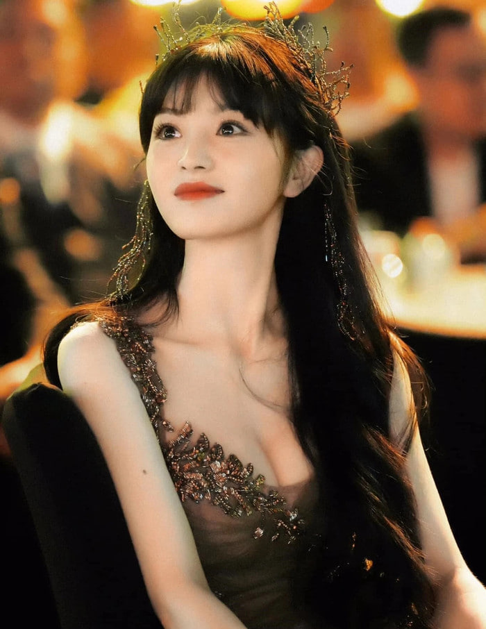 Điền Hi Vi mặc váy o ép vòng 1 khiến buổi livestream bị gián đoạn, ekip bị ném đá gắt