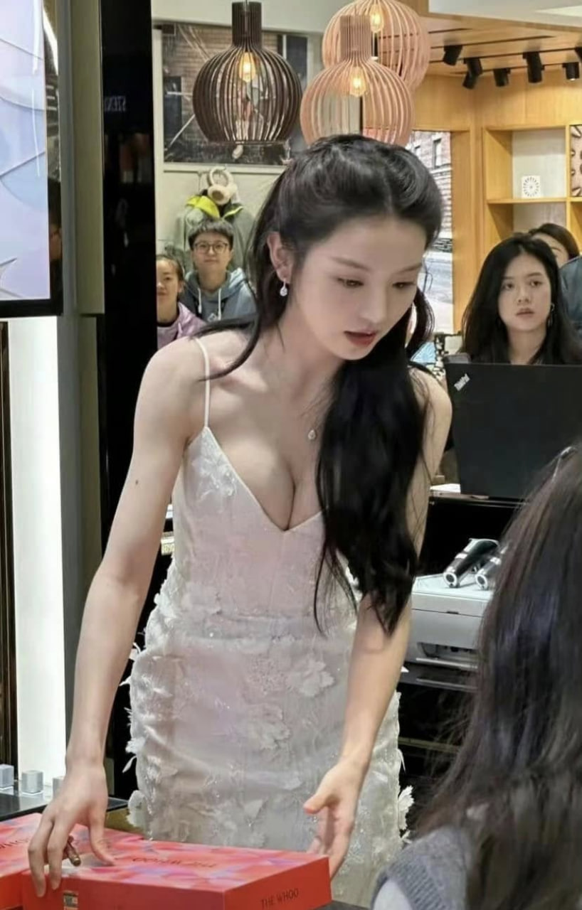 Những bộ trang phục khoe trọn vòng 1 gợi cảm thường dường như đã được xem là phần không thể thiếu trong các tạo hình tham dự event của Điền Hi Vi. (Ảnh: Weibo)