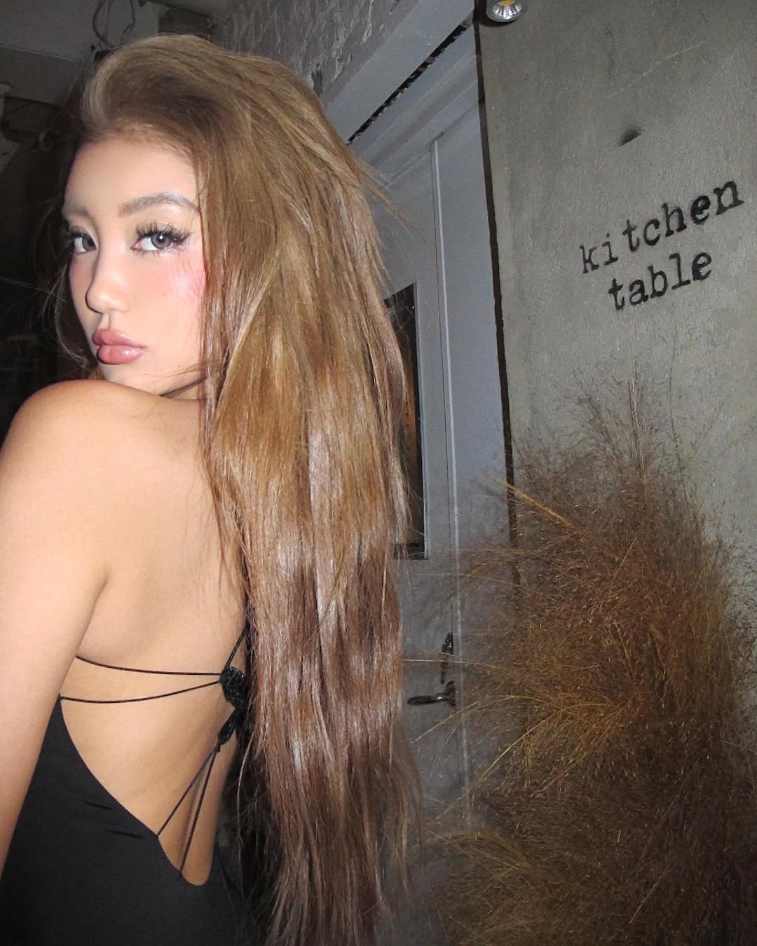 Đi chung show với Huyền 204, cô gái da nâu này đang được khen 