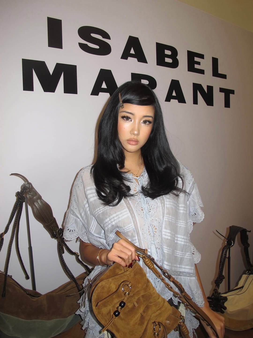 Outfit khi dự sự kiện, có thể cân được nhiều phong cách khác nhau.