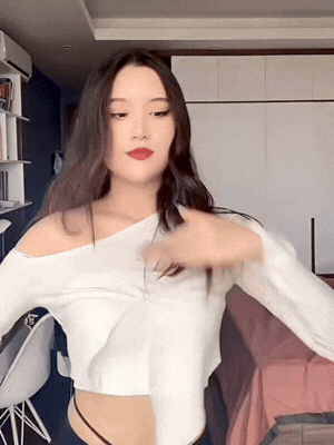   Từ cách bài trí đến màu sắc trong phòng của Phương Oanh đều hướng đến sự nữ tính, nhẹ nhàng  