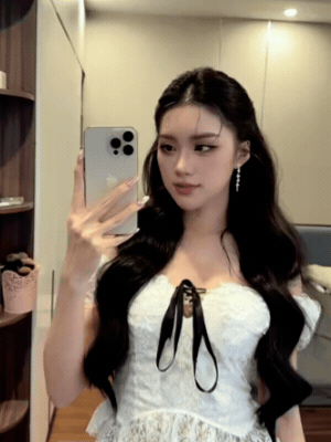 Phương Oanh từng check in bên trong căn phòng rộng rãi, nội thất hiện đại 