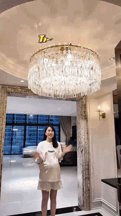 Ngay từ tiền sảnh đã tạo ấn tượng mạnh với đèn chùm kích thước lớn, kết hợp gương và bàn console hiện đại