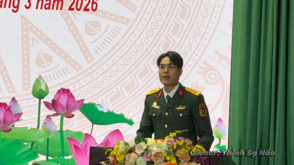 Trung uý Hoàng Đức Thịnh vinh dự đại diện cho các tân bác sĩ lên phát biểu tại lễ tốt nghiệp