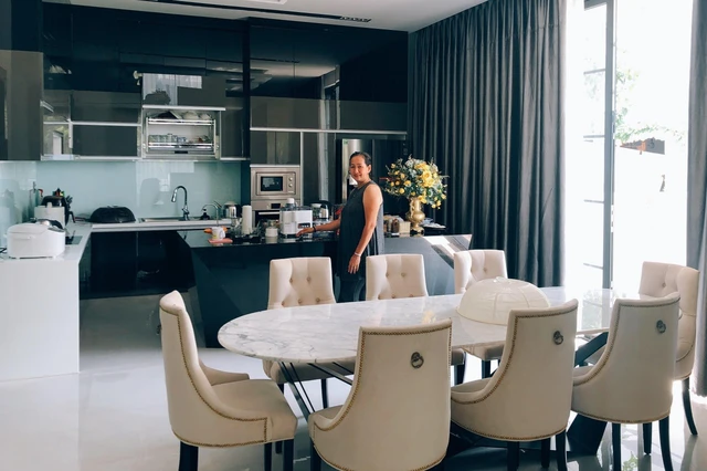 Trai nghèo miền Tây nay là ngôi sao showbiz: Sở hữu biệt thự 40 tỷ xa hoa, còn tậu cả cơ ngơi 25 tỷ tặng bố mẹ