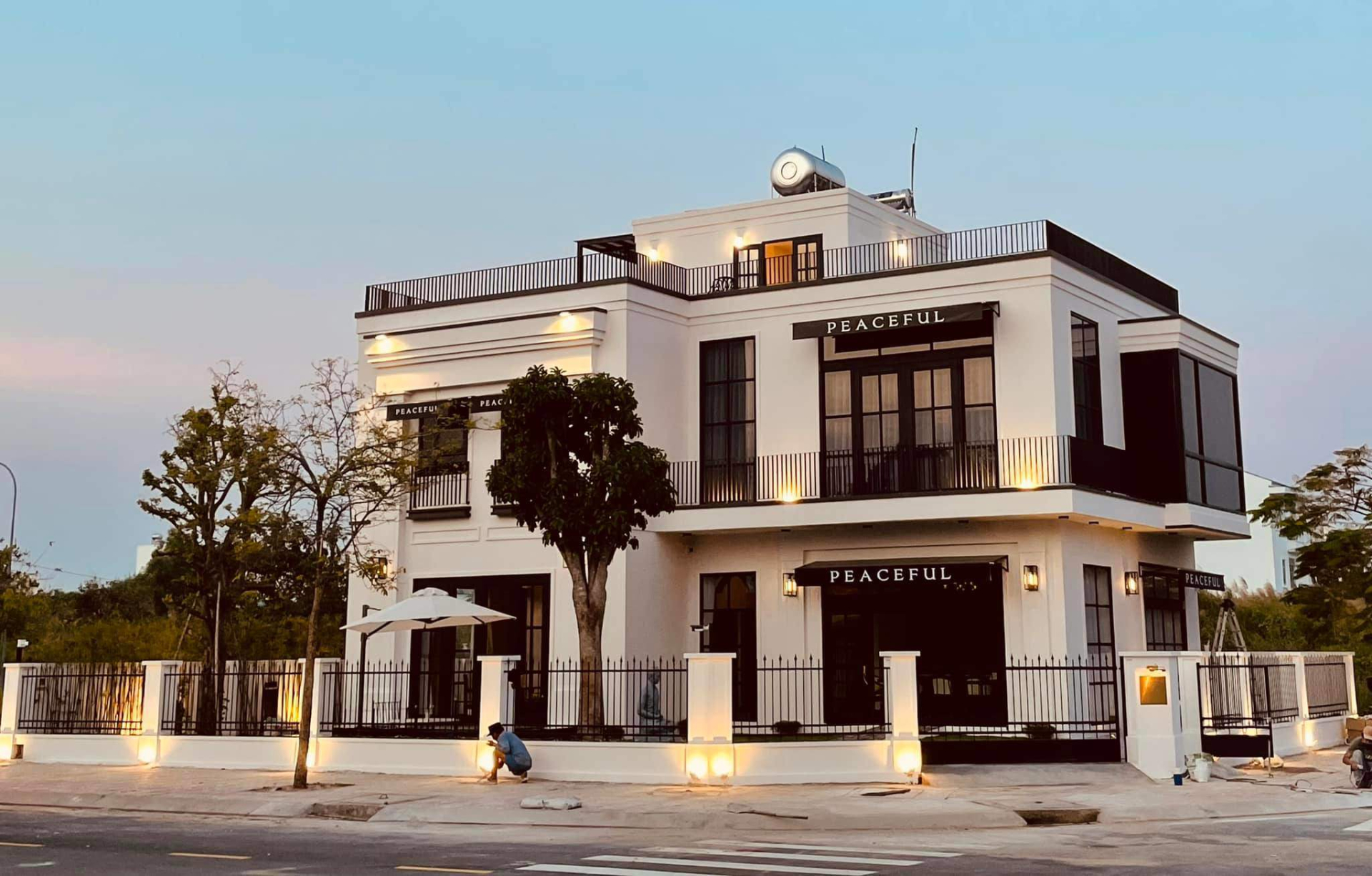 Trai nghèo miền Tây nay là ngôi sao showbiz: Sở hữu biệt thự 40 tỷ xa hoa, còn tậu cả cơ ngơi 25 tỷ tặng bố mẹ