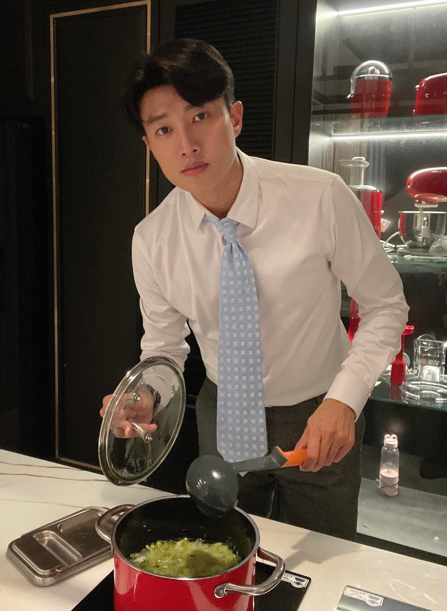 Trai nghèo miền Tây nay là ngôi sao showbiz: Sở hữu biệt thự 40 tỷ xa hoa, còn tậu cả cơ ngơi 25 tỷ tặng bố mẹ