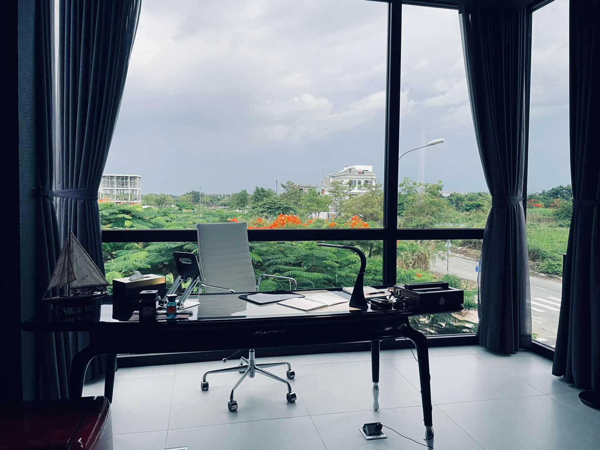 Trai nghèo miền Tây nay là ngôi sao showbiz: Sở hữu biệt thự 40 tỷ xa hoa, còn tậu cả cơ ngơi 25 tỷ tặng bố mẹ