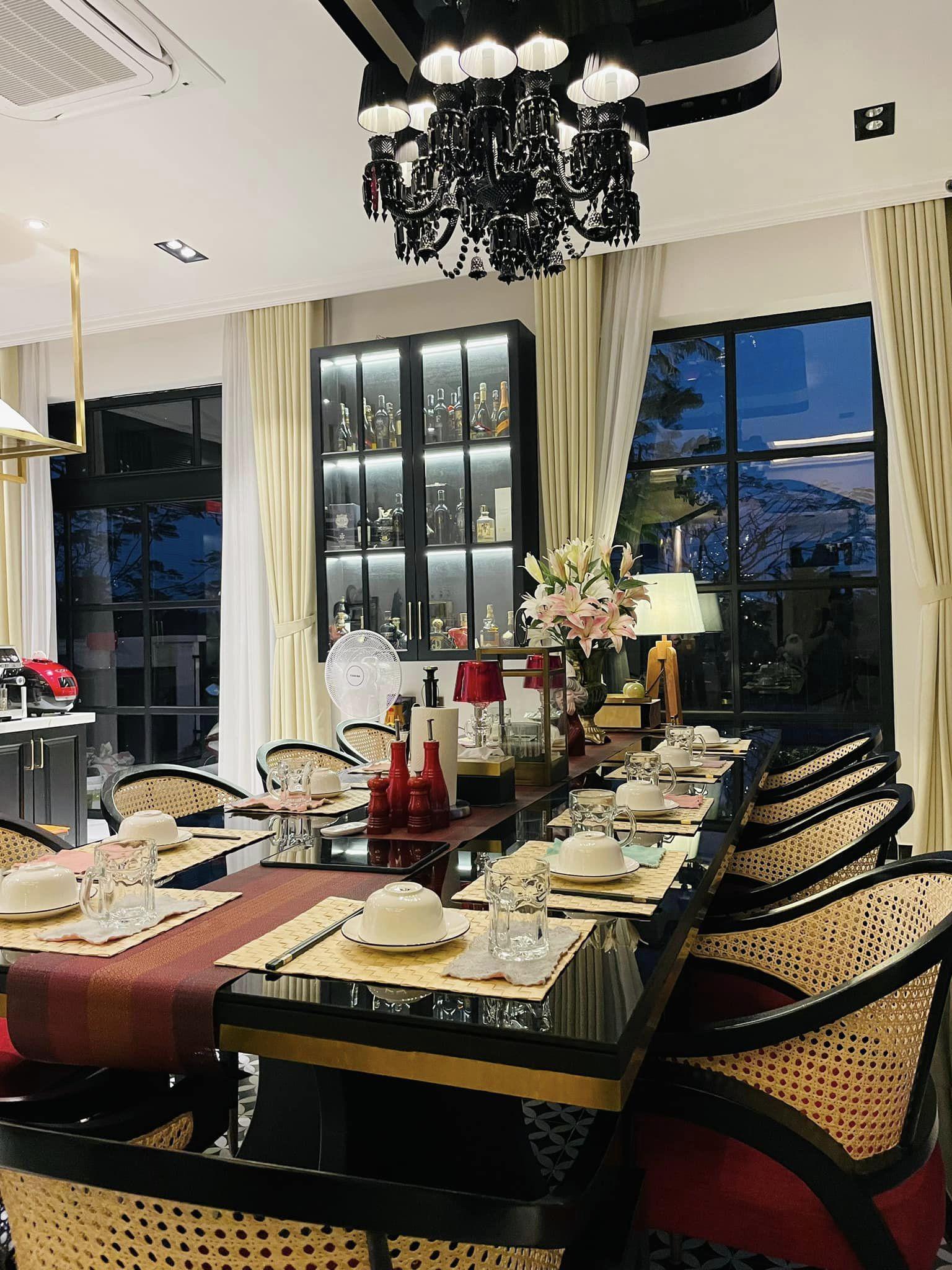 Trai nghèo miền Tây nay là ngôi sao showbiz: Sở hữu biệt thự 40 tỷ xa hoa, còn tậu cả cơ ngơi 25 tỷ tặng bố mẹ