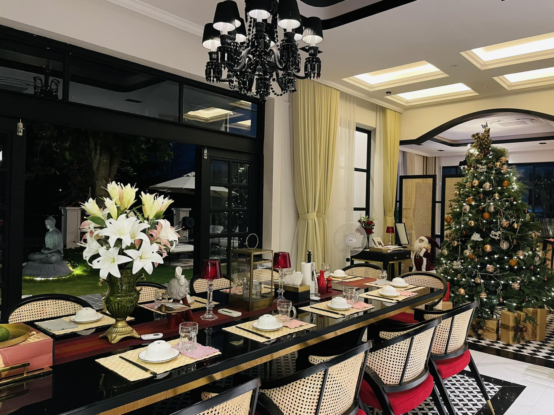 Trai nghèo miền Tây nay là ngôi sao showbiz: Sở hữu biệt thự 40 tỷ xa hoa, còn tậu cả cơ ngơi 25 tỷ tặng bố mẹ