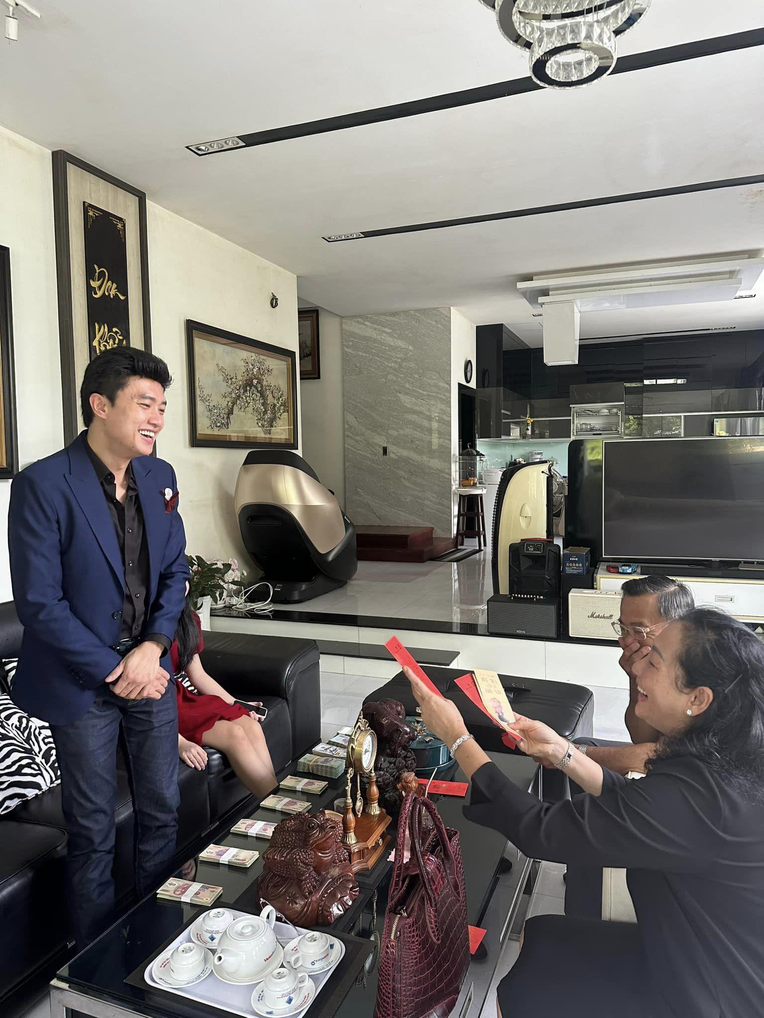 Trai nghèo miền Tây nay là ngôi sao showbiz: Sở hữu biệt thự 40 tỷ xa hoa, còn tậu cả cơ ngơi 25 tỷ tặng bố mẹ