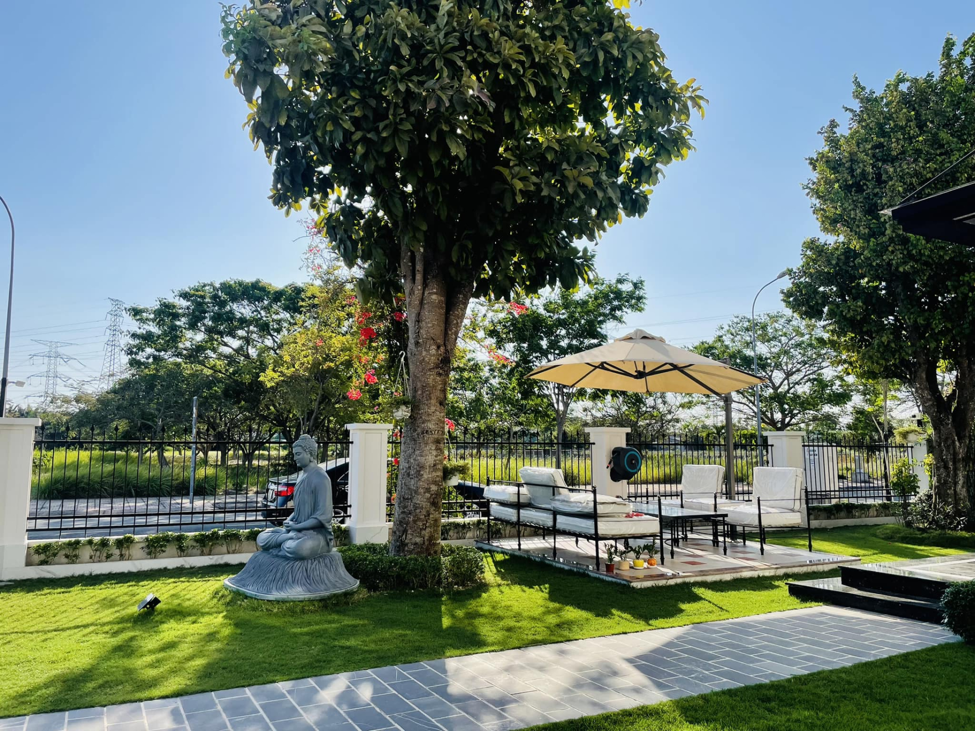 Trai nghèo miền Tây nay là ngôi sao showbiz: Sở hữu biệt thự 40 tỷ xa hoa, còn tậu cả cơ ngơi 25 tỷ tặng bố mẹ