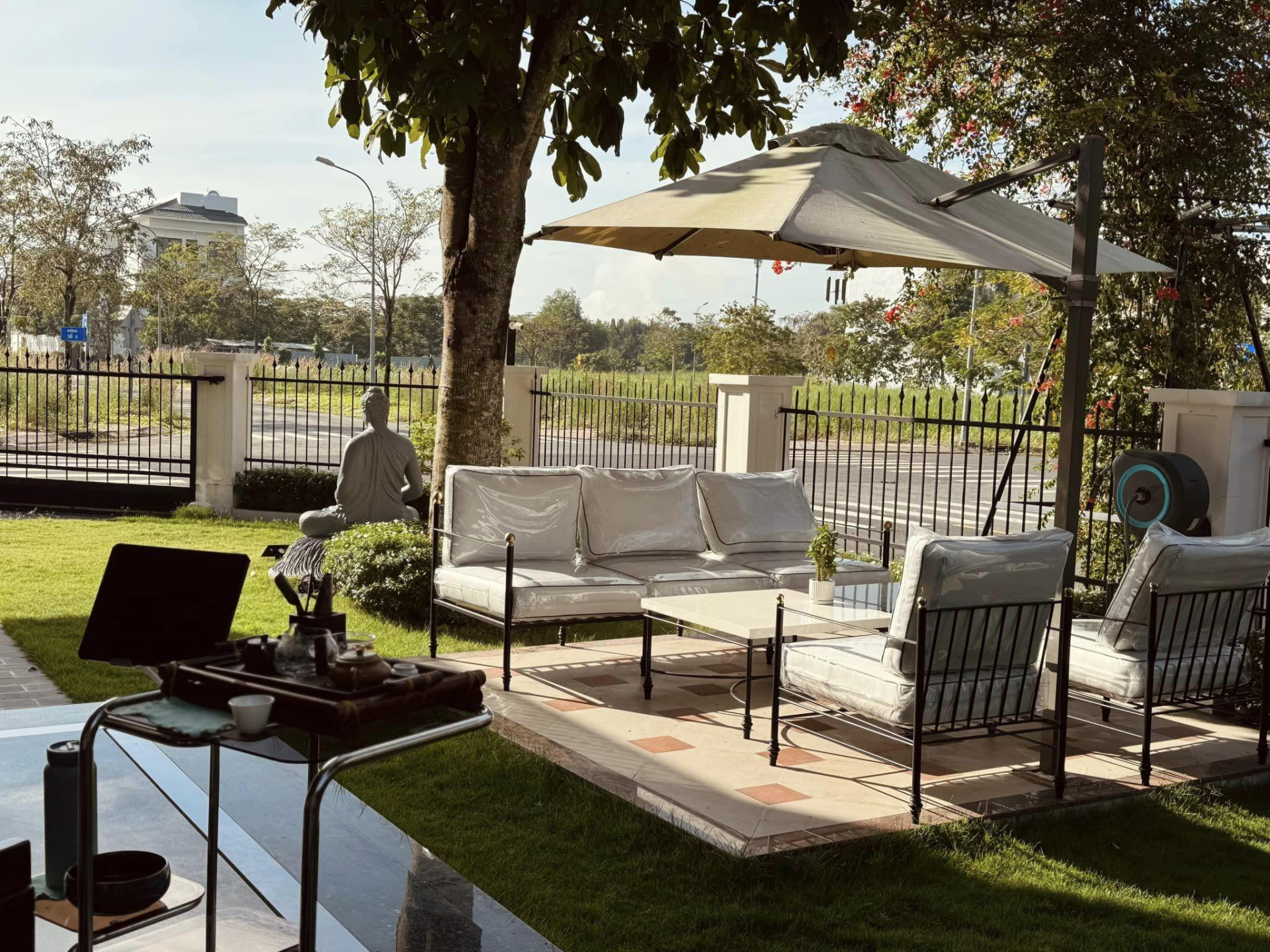 Trai nghèo miền Tây nay là ngôi sao showbiz: Sở hữu biệt thự 40 tỷ xa hoa, còn tậu cả cơ ngơi 25 tỷ tặng bố mẹ