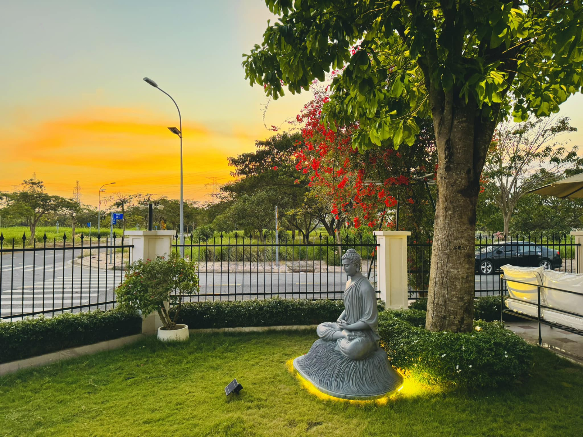 Trai nghèo miền Tây nay là ngôi sao showbiz: Sở hữu biệt thự 40 tỷ xa hoa, còn tậu cả cơ ngơi 25 tỷ tặng bố mẹ