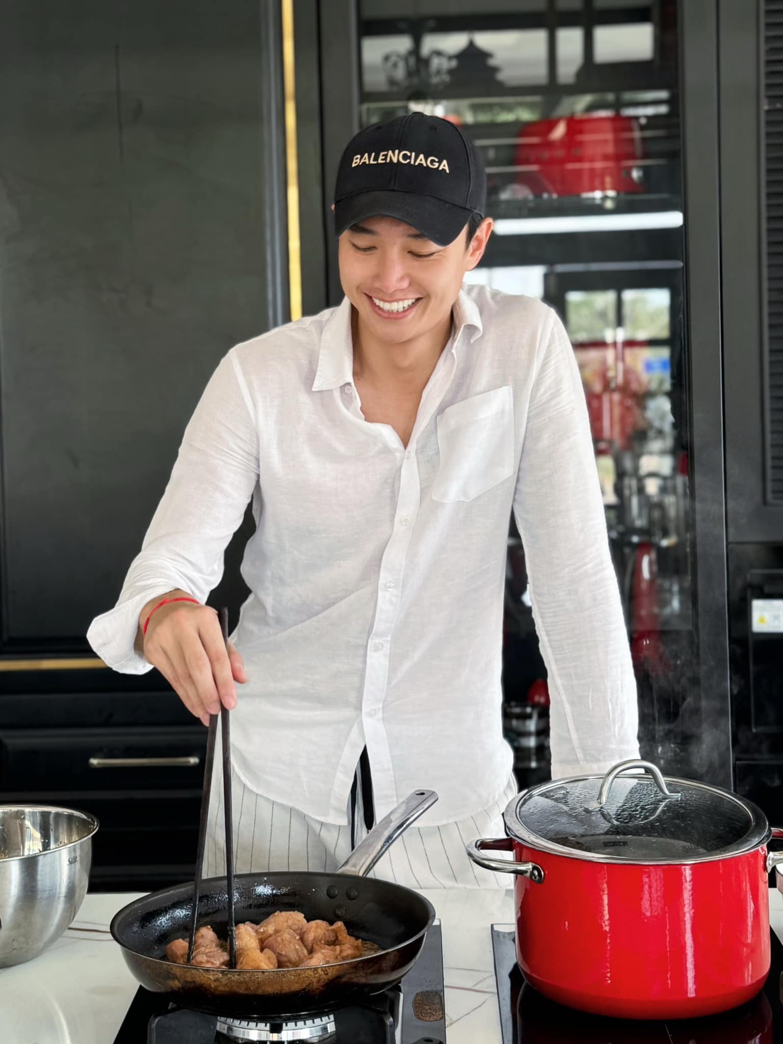 Trai nghèo miền Tây nay là ngôi sao showbiz: Sở hữu biệt thự 40 tỷ xa hoa, còn tậu cả cơ ngơi 25 tỷ tặng bố mẹ