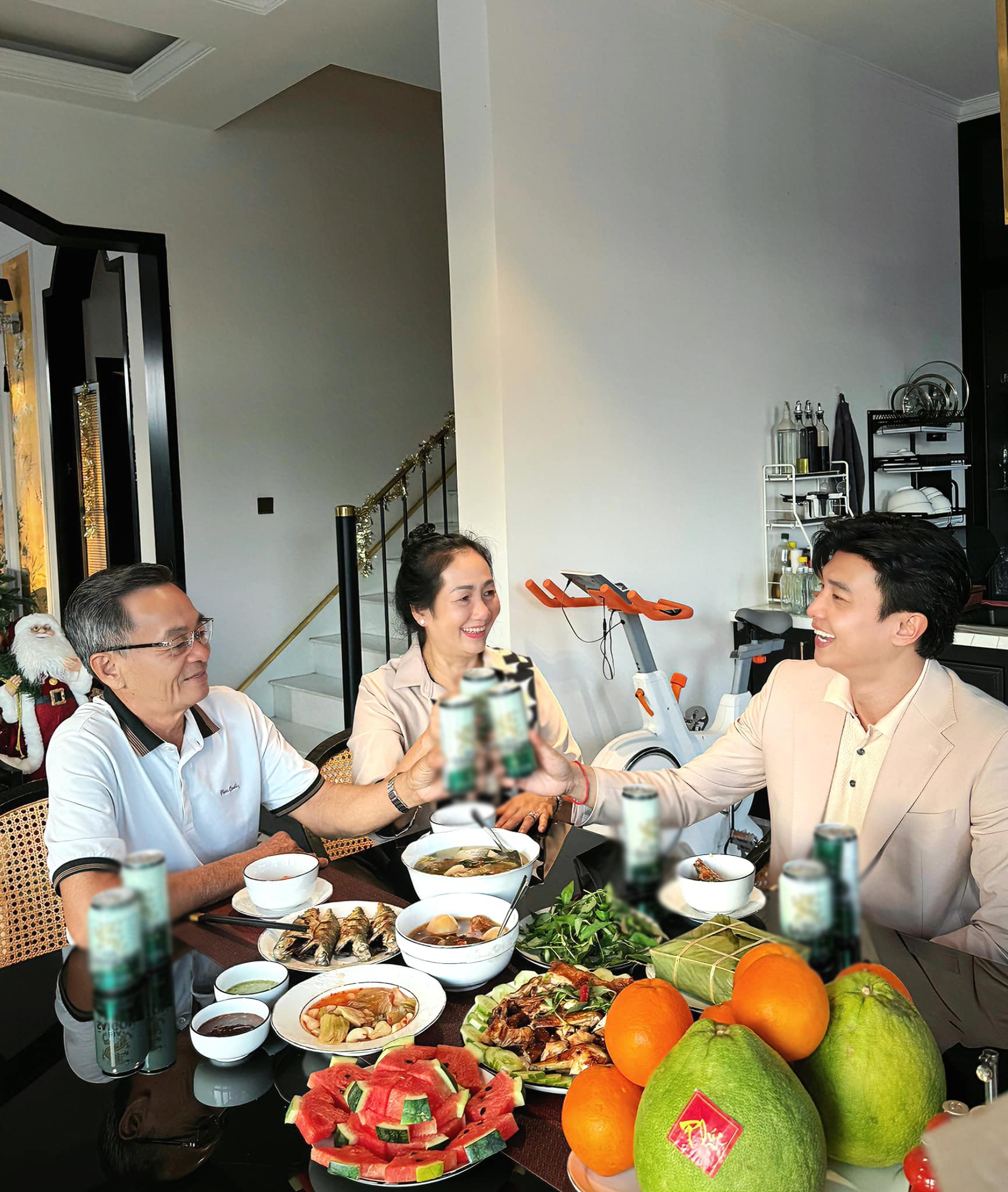 Trai nghèo miền Tây nay là ngôi sao showbiz: Sở hữu biệt thự 40 tỷ xa hoa, còn tậu cả cơ ngơi 25 tỷ tặng bố mẹ