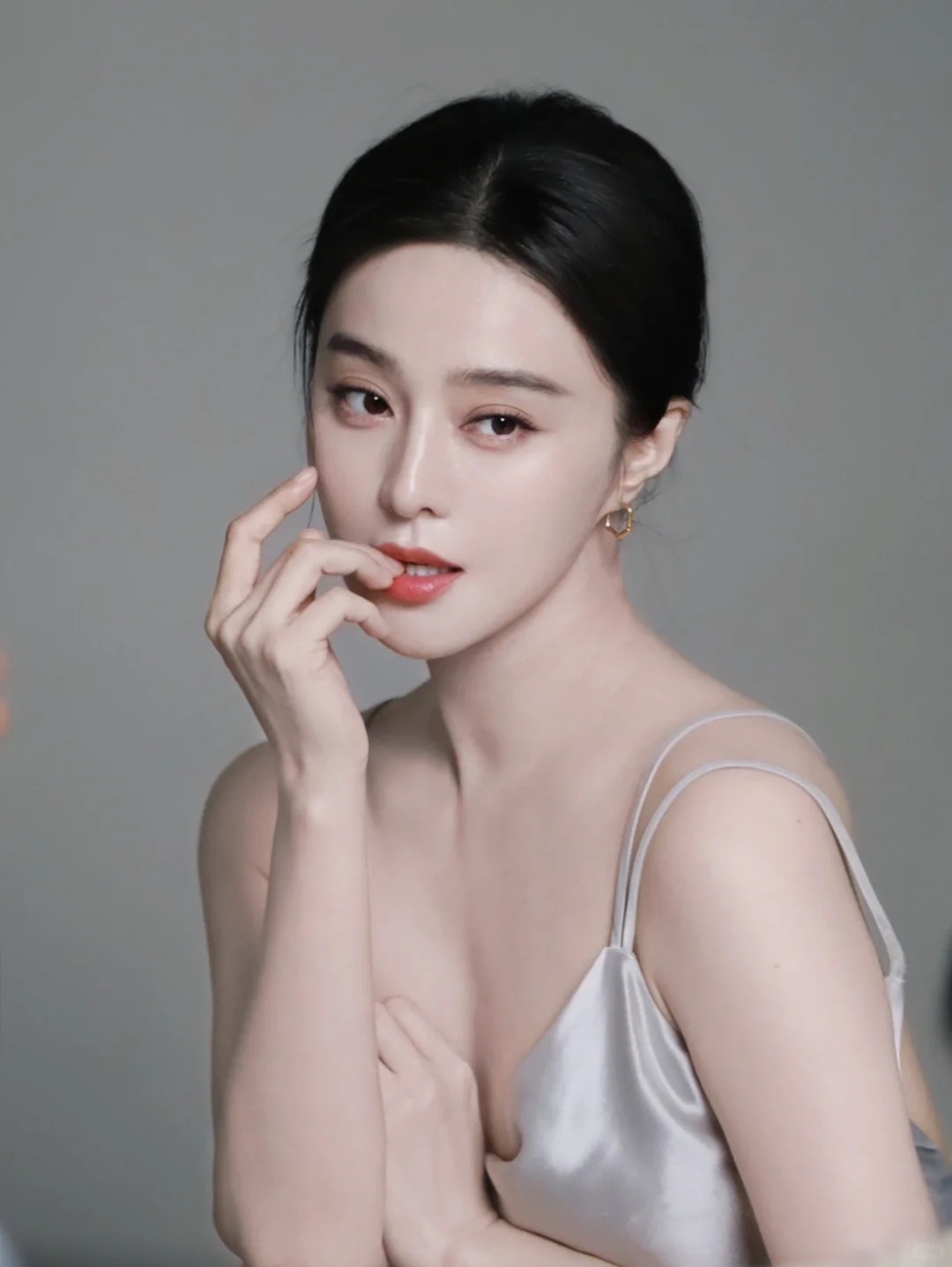 Phạm Băng Băng hốt bạc nhờ bán mỹ phẩm. Đây cũng là nguồn thu nhập chính của nữ diễn viên hậu bê bối. Ảnh: Sina.