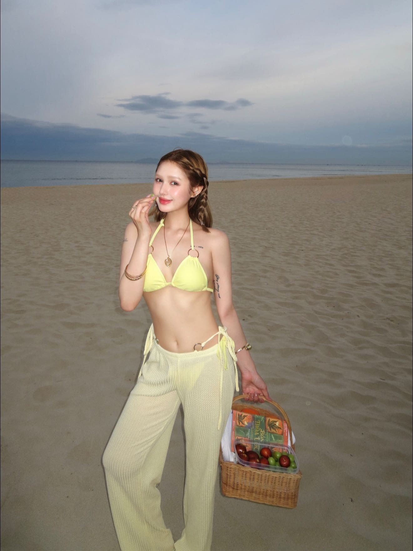 Bởi, dễ dàng nhận thấy trước đó cô nàng này sở hữu làn da trắng hồng thế này cơ mà.