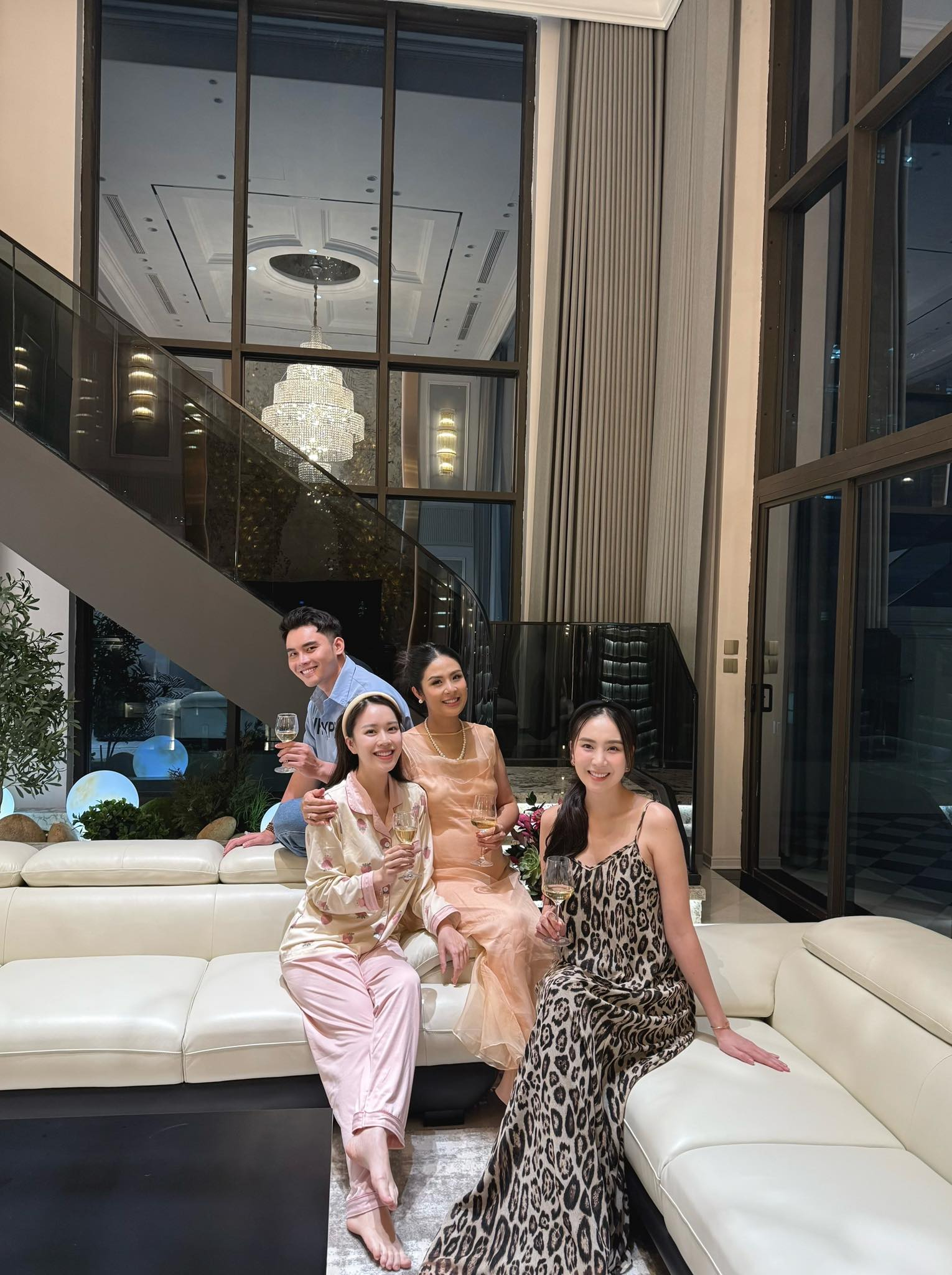 Không gian phòng khách cực rộng rãi, thoáng đãng