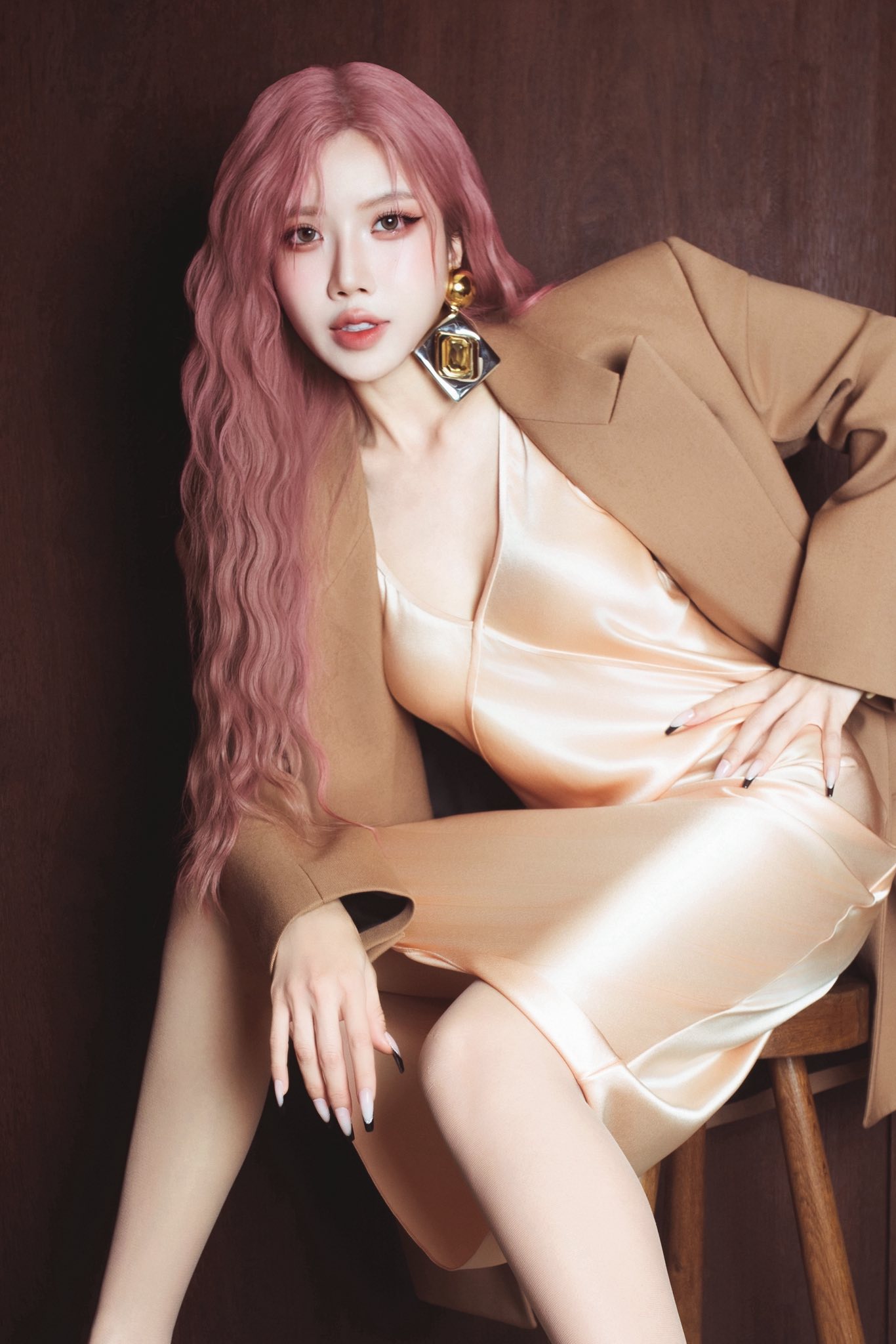 Kết quả thi đấu của các nghệ sĩ tại Đạp Gió bản Trung sẽ được quyết định bởi 50% bình chọn của giám khảo và 50% bình chọn của khán giả. Với việc công chúng Trung Quốc chưa biết đến Trang Pháp quá nhiều, cô có thể sẽ nhận về lượt bình chọn thấp, gây ảnh hưởng đến kết quả chung cuộc. Ảnh: FBNV.