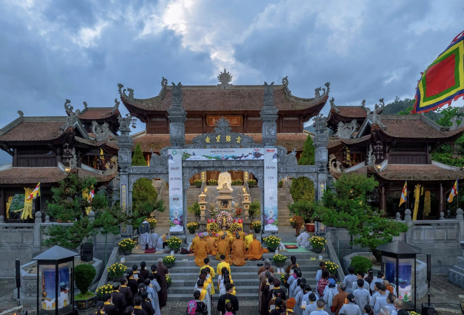 Đại tượng 50 tấn đồng nguyên khối do người Việt dựng lên giữa đỉnh núi băng giá, chính thức xác lập kỷ lục kỳ vĩ nhất châu Á