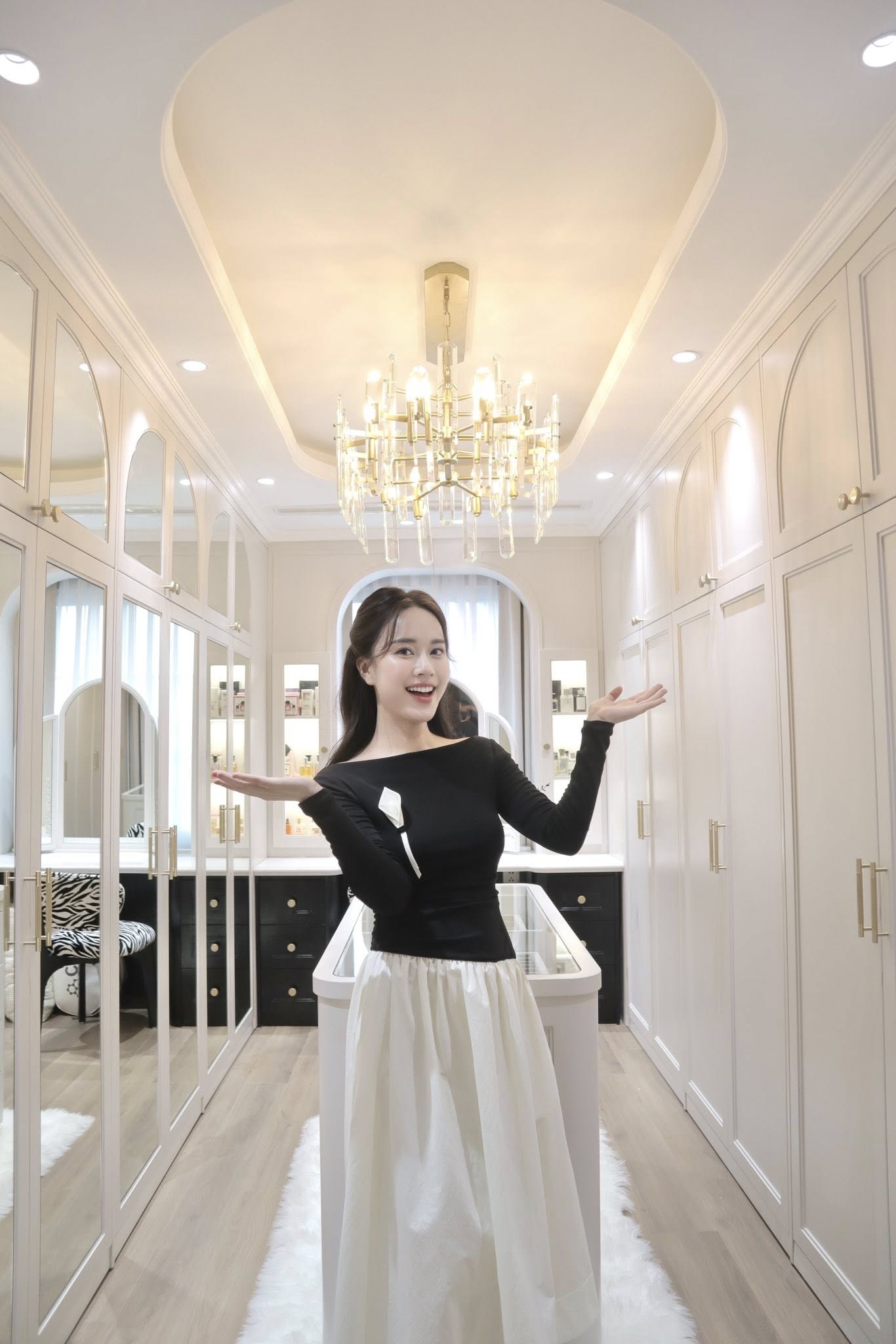 Chỉ một góc nhỏ trong phòng thay đồ cũng đủ cho thấy sự sang xịn và đẳng cấp của không gian sống