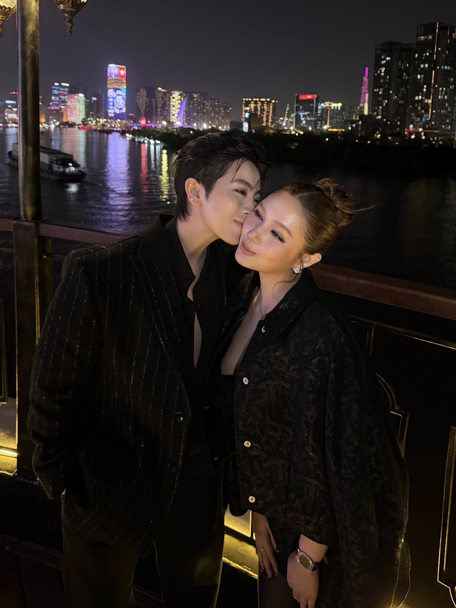 Cả hai ngày càng thoải mái thể hiện tình cảm trên mạng xã hội