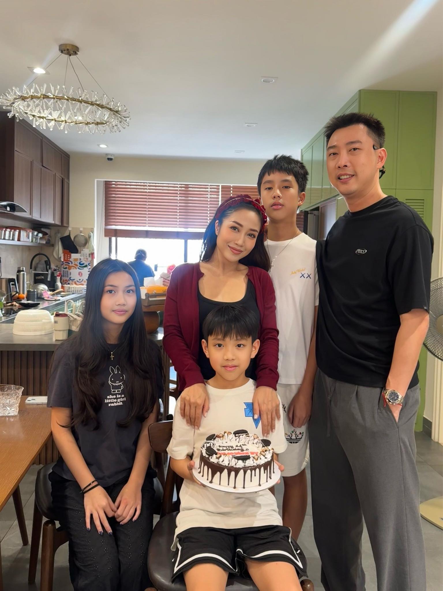 Cả nhà 5 người rất vui vẻ, hạnh phúc 