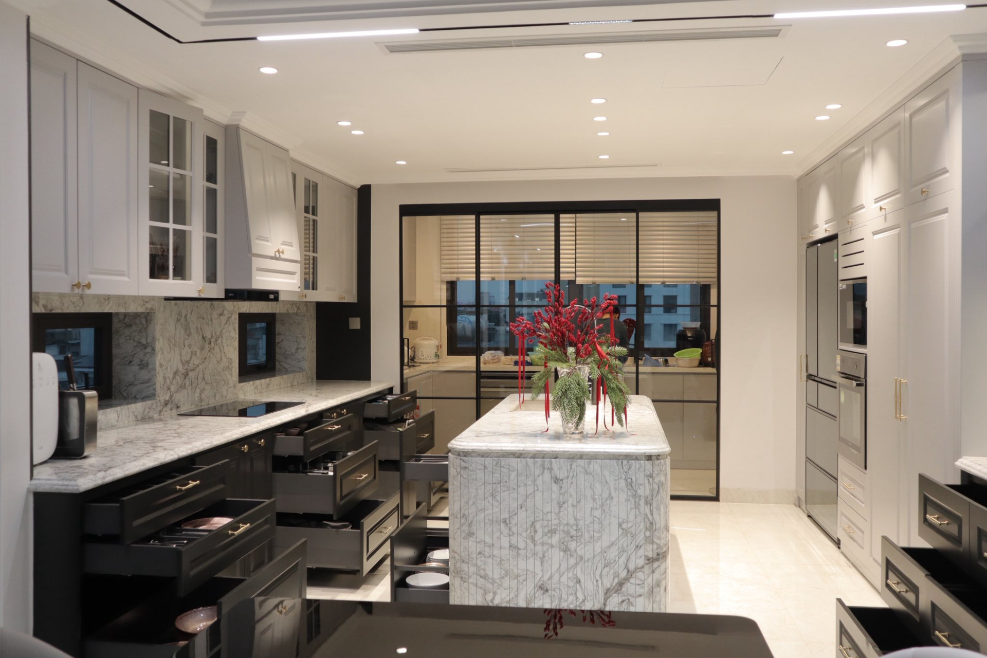 Khu vực bếp vừa rộng rãi vừa hiện đại, được thiết kế với tông trắng - đen