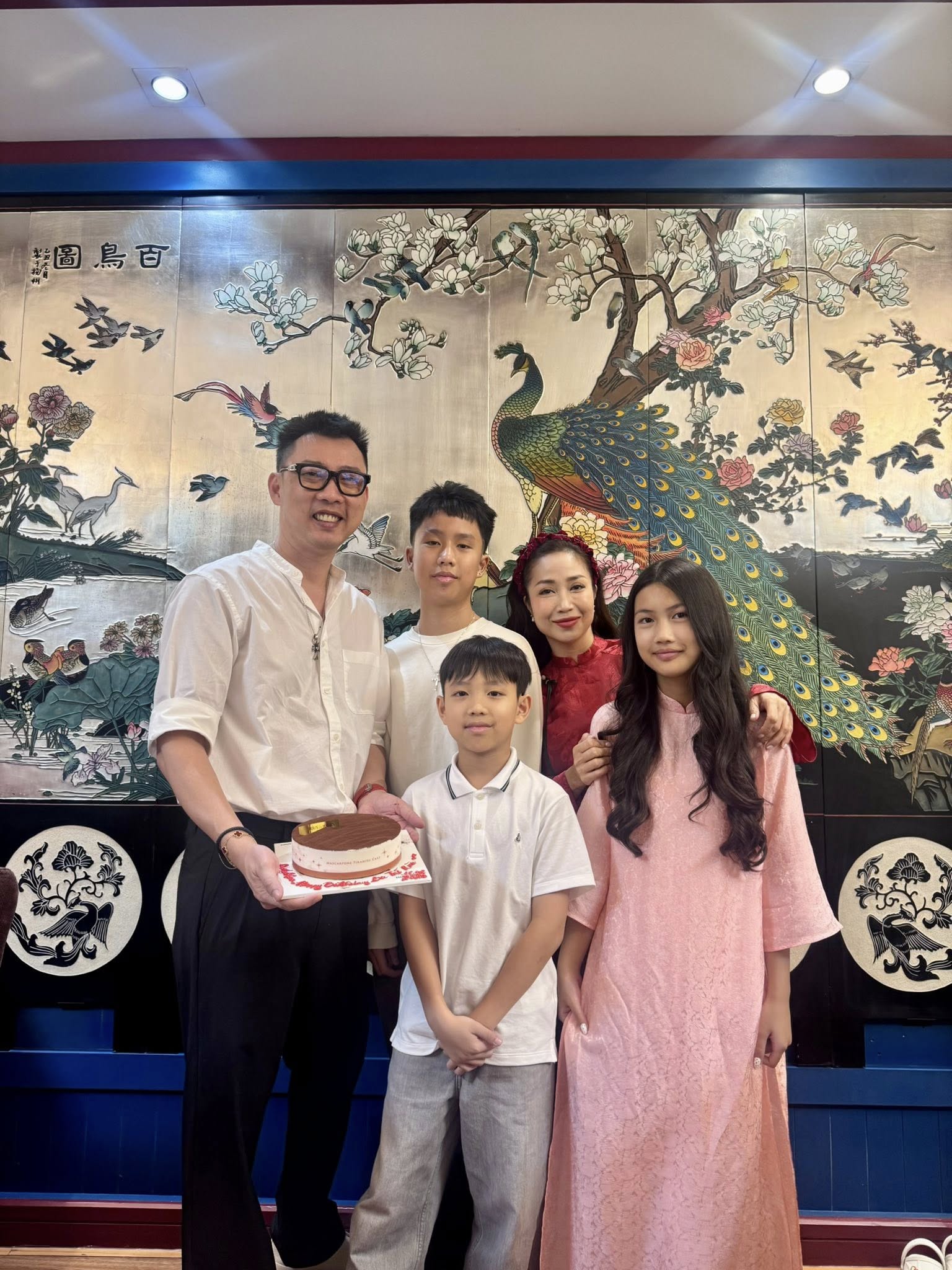 Từ sau khi trở về Việt Nam, gia đình Ốc Thanh Vân luôn xuất hiện cùng nhau trong những dịp quan trọng  