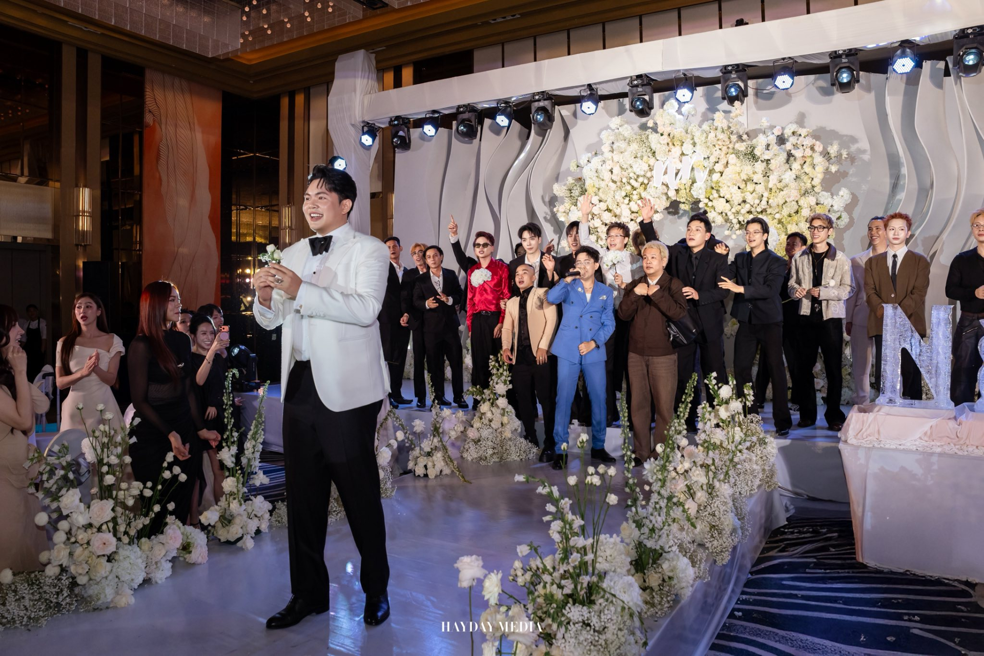 Thái độ lạ của Hải Nam - Jun Vũ bên trong đám cưới quy tụ cả dàn sao Vbiz