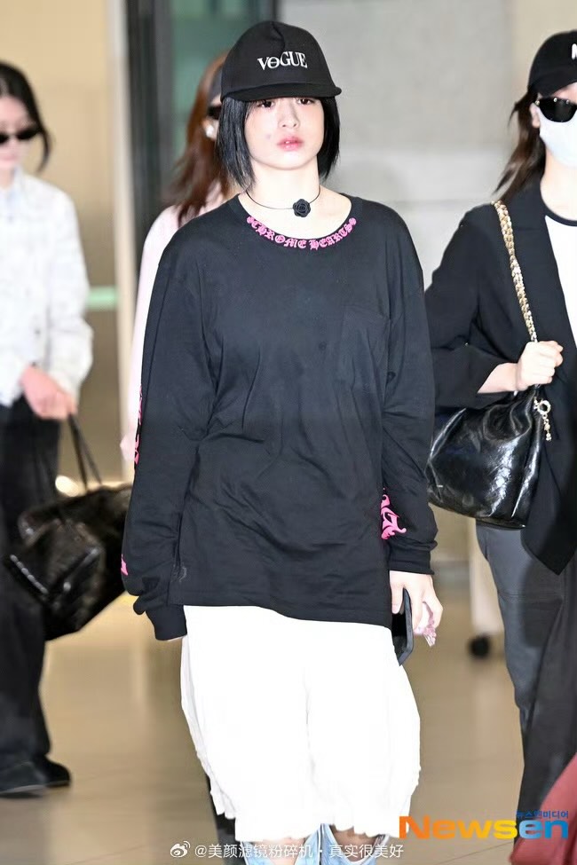 Outfit khiến diện mạo của Ahyeon trông luộm thuộm, dìm dáng. (Ảnh: Instagram)